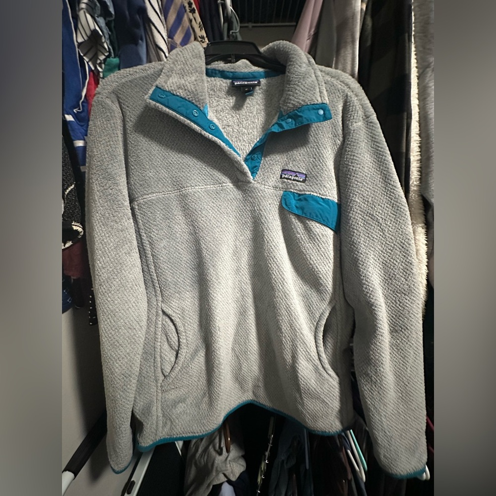 Patagonia Light Gray Fleece with Teal Details